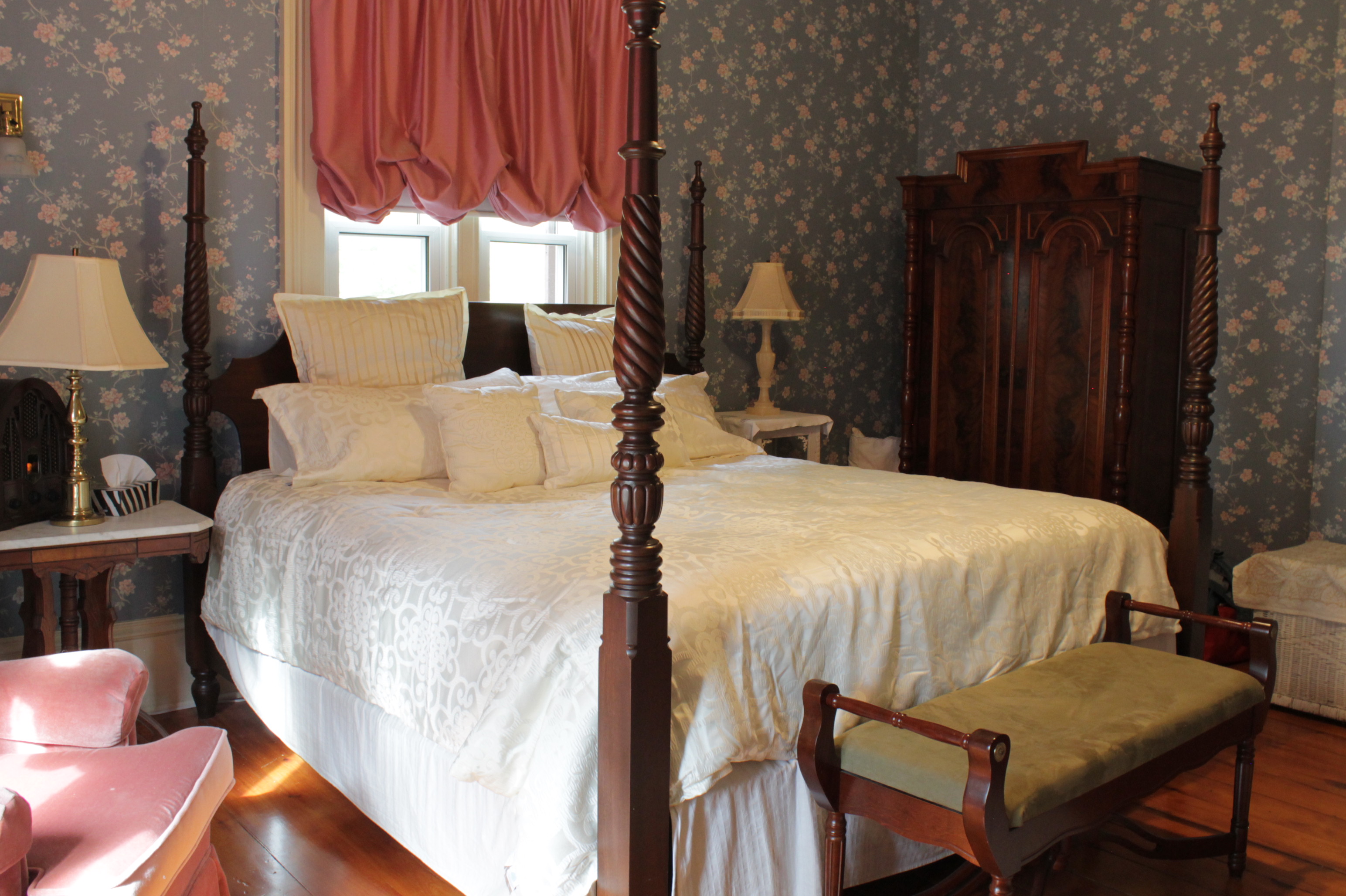Victorian Room: King Room Bed and Breakfast in Clinton, Bayfield, Goderich